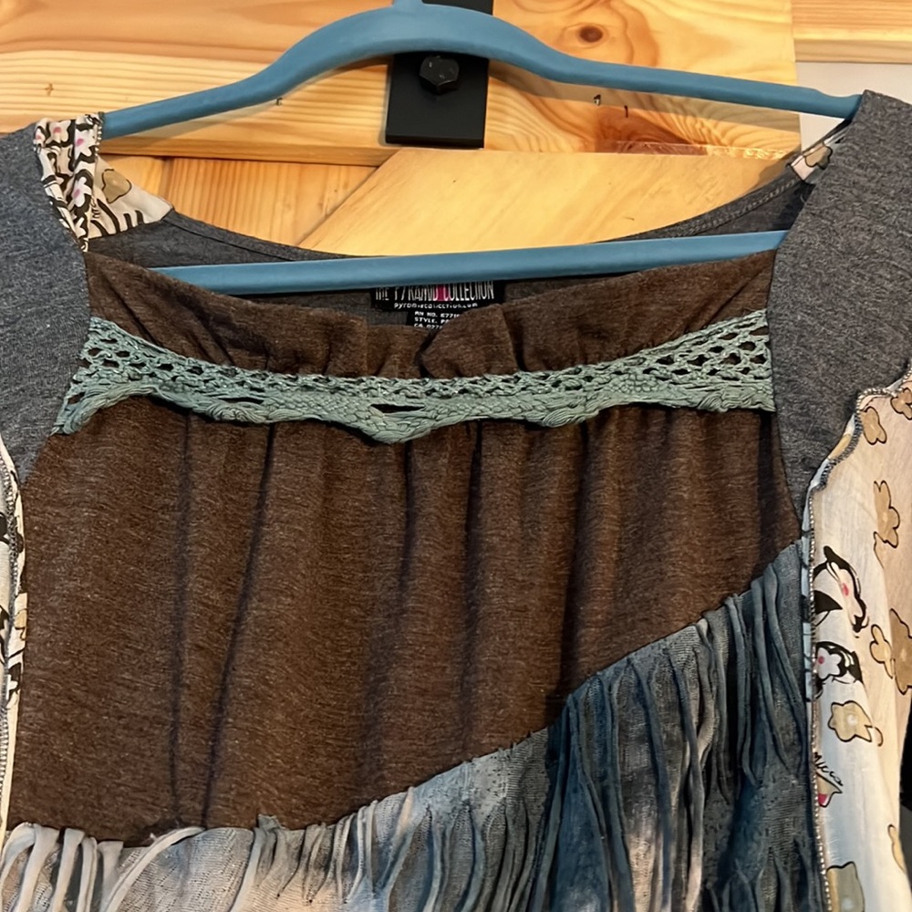 The Pyramid Collection Tunic Top Mixed Fabrics - Picture 5 of 8